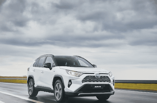 Toyota RAV4 - O Toyota RAV4 equilibra com maestria a robustez de um SUV e a sofisticação de um carro de luxo. Seu desempenho impressiona pela agilidade do Sistema Híbrido Toyota, que alia eficiência e resposta rápida. Para a sua proteção, o RAV4 vem equipado com os recursos mais avançados de segurança, como controle adaptativo de velocidade, assistente de permanência na faixa e sistema de pré-colisão. Se você busca um veículo que entrega força, tecnologia e conforto premium, o RAV4 é a escolha definitiva.
Agende um test-drive na SGA Toyota e sinta a diferença.