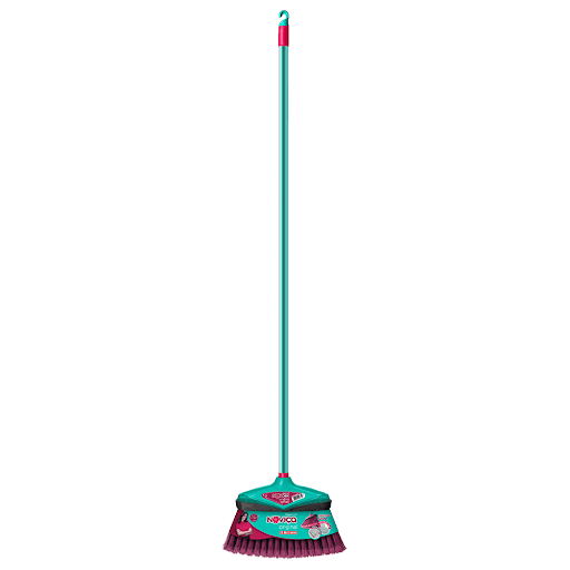 Vassoura Noviça Original Bettanin - Multicoisas - A Vassoura Noviça Original da Bettanin é um produto resistente feito para aguentar o uso diário e longo de trabalho. Ela tem cerdas dispostas em uma angulação que facilita a varrição em locais difíceis, como por exemplo em cantos de parede. Pode ser usada em diversos tipos de piso, como os frios, amadeirados e até sem acabamento ou mais rústicos como calçadas e quintais. Já vem com cabo.