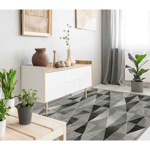 ALICE TRIANGULOS 9|OH8-B Tapete para Sala, Quarto, Jantar  - Tapetes São Carlos - 1. Acabamento em debrum. 
2. Superfície de veludo macio. 
3. Fios em alto e baixo relevo. 
4. Fios de poliéster super macios. 
5. Disponível em três medidas: 1.60x2.35m, 2.00x2.85m e 2.40x3.40m. 

A coleção ALICE combina acabamento em debrum, superfície de veludo macio e textura de fios em alto e baixo relevo, proporcionando conforto e durabilidade com fios de poliéster super macios. Disponível em três medidas, adapta-se a diferentes espaços.