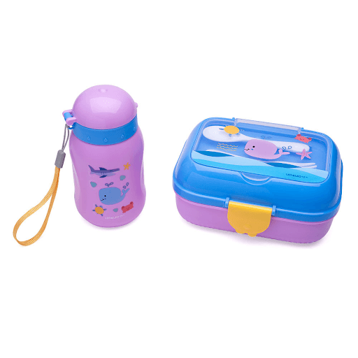 Kit Lanche Fundo Do Mar - Garrafa Plástica + Marmita - Leo&Leo - O Kit Lanche Fundo Mar Leo&Leo é recheado de diversão. Ele vem com uma garrafinha com canudo de 460 ml, uma marmitinha com tampa e divisórias de 700 ml, um garfo e uma colher de plástico. Tudo isso com estampas divertidas e coloridas de elementos marinhos para encantar as crianças. Além disso, ele é fácil de limpar e armazenar, podendo ser levado na mochila ou na lancheira. Garanta agora e explore todas as oportunidades do fundo do mar.