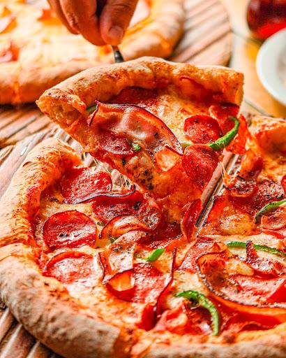 Nossa Pizza bem quentinha, recheada e muito saborosa!