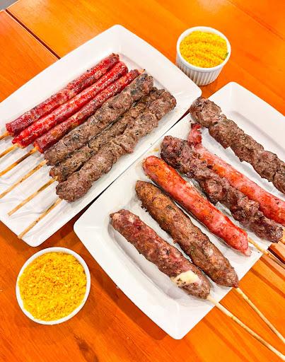 Variedades de espetos , assados na hora trazendo a suculência e frescor do melhor alimento. 