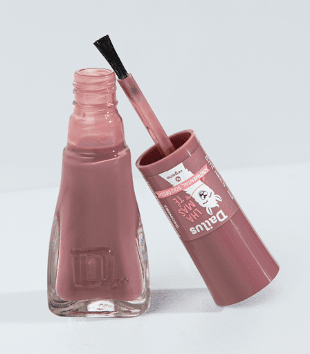 Esmalte Lhamaste - Sentimental Sou Dessas - A coleção Lhamastê é inspirada no bom-humor (só que não!) das simpáticas lhamas. Os esmaltes têm alta cobertura (e você não vai precisar aplicar várias camadas para chegar na cor – ufa!), acabamento cremoso e são bem brilhantes. A dupla tampa anatômica + pincel big flat brush é implacável, nossa grande aliada para facilitar a esmaltação. Praticidade é tudo, não é mesmo? E mais: o esmalte seca bem rápido e dura muito! Se você é colecionadora, também vai amar o design exclusivo do vidrinho. São cinco cores revisitadas que trazem a tendência boho de volta para o seu look





Por que amamos?


- Alta cobertura


- Cremoso


- Acabamento brilhante


- Fácil de aplicar


- Secagem rápida


- Longa duração


- Pincel big flat brush


- Tampa anatômica


- Design exclusivo