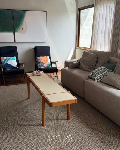 A cliente já tinha se apaixonado pelo nosso tapete de sisal na compra anterior… aí mudou de apartamento e não resistiu: precisou de mais um!

O resultado é um ambiente ainda mais aconchegante, sofisticado e cheio de charme com os tapetes Casa Aguiar. 