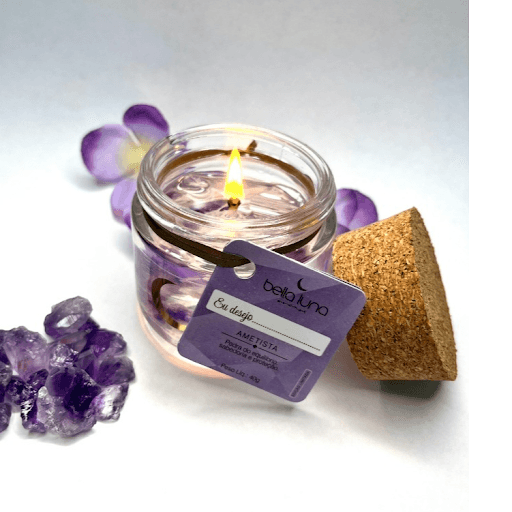 Vela aromatica Ametista 40g - Qual é o poder de um desejo? Nós acreditamos muito que quando um desejo vem do fundo do coração ele é possível de se realizar. Por isso apresentamos a vocês a nossa linha de velas, DESEJOS. Queremos levar essa vela para o seu lar e deixá-lo cheio de energia e bons aromas