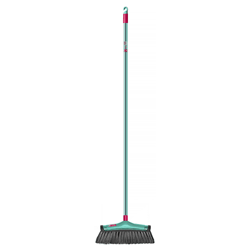 Vassoura Noviça Varry Bettanin - Multicoisas - A Vassoura Varry da Bettanin é ideal para pisos delicados, lisos, como amadeirados envernizados e vinílicos. Suas cerdas são macias, feitas de material natural e não arranham o piso. Pode ser usada tanto em locais secos quanto molhados. O cabo se encaixa com dispositivo de rosca em uma cavidade inclinada, o que facilita varrer em baixo dos móveis. Tenha praticidade e facilite o momento da limpeza!