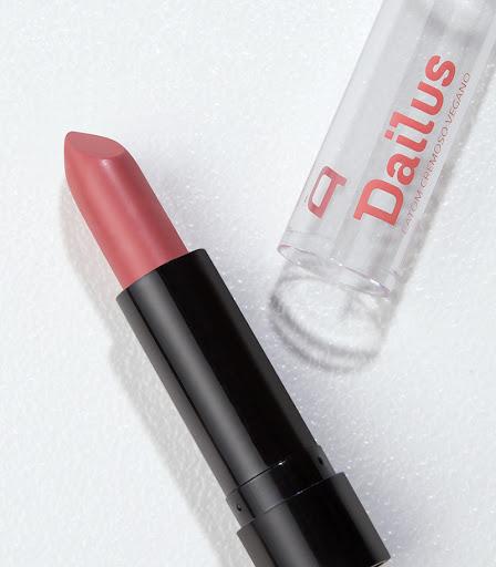 Batom Cremoso - Delicada - Conheça o novo companheiro do seu nécessaire: o Batom Cremoso tem uma cartela democrática e moderna, que salva qualquer look! São tons de rosa e vermelho, com efeito brilhante, para você escolher uma ou várias opções e esquecer na bolsa. A fórmula é 100% livre de ingredientes de origem animal (nenhum bichinho precisa sofrer para você ficar linda), e tem manteiga de karité, que é natural e deixa a aplicação incrível e confortável (adeus, lábios desidratados!). Tudo isso sem citar o custo-benefício desta belezinha. Pronta para se apaixonar?

Por que amamos?
- Variedade de cores e acabamentos
- Vegano
- Efeito brilhante
- Hidratante e antioxidante
- Fácil aplicação
- Tamanho compacto
- Preço amigo