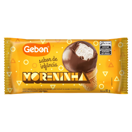 Snack Moreninha 85g - Gebon - Com sabores tradicionais que nos fazem voltar a ser criança, a Moreninha chegou para alegrar os corações de todos! Relembre os bons momentos e os sabores da infância a cada mordida. Experimente e se apaixone! •Contém Glúten •Contém Lactose •Com +70% de leite •Alto em Açúcar Adicionado •Alto em Gordura Saturada.
Sorvete de baunilha com cobertura de chocolate ao leite em casquinha de biscoito doce.