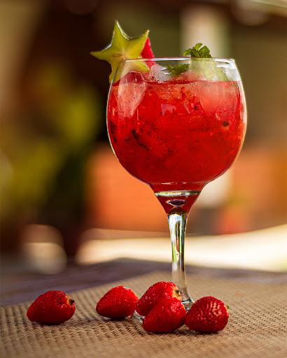 Os drinks do Play foram pensados para transformar o seu momento. Refrescantes, equilibrados e visualmente marcantes, eles são preparados por quem entende de sabor.

Perfeitos para brindar uma noite entre amigos ou acompanhar um jantar especial, nossos drinks unem técnica e criatividade em cada dose.