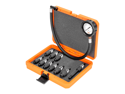 109145 Manômetro para Teste da Pressão de Óleo motor Ciclo Otto - Equipamento com 12 peças, para medir a pressão de óleo de motores ciclo Otto e Diesel (no alojamento do interruptor / sensor de pressão de óleo).

Aplicação:

Automóveis, utilitários e veículos pesados.

Produto fornecido em um estojo plástico especial.

Composição:

1 - Manômetro classe "B", tipo seco, com sistema à prova de vibrações e escala de 0 a 10 bar, protegido por uma capa de borracha e conectado a uma mangueira de borracha com 0,5 m e engate rápido tipo "Click" 5/16" fêmea a 90° (109145-00B).

1 - Adaptador em plástico de engenharia, para medições no alojamento do interruptor / sensor, com rosca 1/8" x 27 fpp NPTF, vedação de borracha e engate rápido tipo "Click" 5/16" (RV-00G)*.

1 - Adaptador em plástico de engenharia, para medições no alojamento do interruptor / sensor, com rosca 1/8" x 28 BSPT, vedação de borracha e engate rápido tipo "Click" 5/16" (RV-00X**).

1 - Adaptador em plástico de engenharia, para medições no alojamento do interruptor / sensor, com rosca M10 x 1 mm, vedação de borracha e engate rápido tipo "Click" 5/16" (RV-00B*).

1 - Adaptador em plástico de engenharia, para medições no alojamento do interruptor / sensor, com rosca M12 x 1,5 mm, vedação de borracha e engate rápido tipo "Click" 5/16" (RV-00Y**).

1 - Adaptador em plástico de engenharia, para medições no alojamento do interruptor / sensor, com rosca M12 x 1,75 mm, vedação de borracha e engate rápido ti