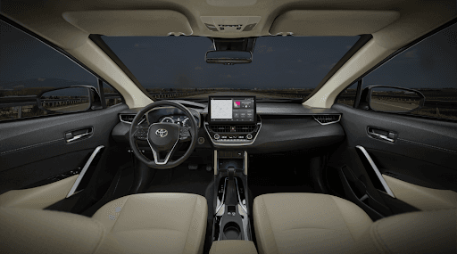 Interior do Corolla Cross - O Corolla Cross é o SUV que combina espaço, conforto e tecnologia.
Conta com central multimídia de 9” com Android Auto e Apple CarPlay sem fio, acabamento premium, saídas de ar traseiras e amplo porta-malas.
Tudo isso com a segurança do pacote Toyota Safety Sense.
Seu próximo SUV está na SGA Toyota.
Agende seu test drive e conheça de perto.