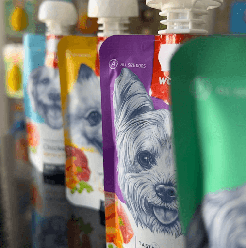 Wanpy Ração Úmida para Cães.

Ofereça ao seu pet uma refeição deliciosa, nutritiva e de alta qualidade com a ração úmida Wanpy com diversos sabores. Produzida com ingredientes selecionados, essa opção super premium ajuda a manter seu cão hidratado, além de proporcionar fibras, proteínas e nutrientes essenciais para uma vida saudável e cheia de energia. Embalada em doypack de 90g, é prática e ideal para complementar a alimentação diária ou surpreender seu amigo de quatro patas com muito sabor.

👉 Disponível no Esquadrão Pet – porque seu melhor amigo merece o melhor! 🐶❤️