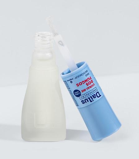 Base Antifúngica (Livrai-Me Dos Fungos) - Quem tem um vidrinho amigo, que cuida das unhas antes da esmaltação, tem tudo! A nossa BASE ANTIFÚNGICA é incolor e auxilia na prevenção de bactérias e fungos nas unhas e cutículas. Com óleo de melaleuca na composição, que tem propriedades antissépticas e antifúngicas, a base também possui uma ação reconstrutora, ideal para unhas fracas, desidratadas e amareladas. A concentração é leve, o que permite o uso frequente. Tudo, né? Com secagem rápida e acabamento brilhante, esse tem tudo para ser um queridinho na preparação das suas unhas! Ah, e a embalagem com tampa azul destaca a sua função, deixando ainda mais fácil a identificação. Unhas bem cuidadas, check!

Por que amamos?
Fórmula vegana
Secagem rápida
Ação reconstrutora e antisséptica
Deixa as unhas mais resistentes
Efeito brilho
Odor suave
Pincel big flat brush
Tampa anatômica e de fácil identificação