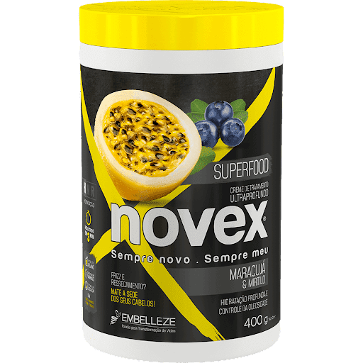 Creme de Tratamento Novex Superfood Maracujá e Mirtilo 400G - Os superfoods são alimentos com alta densidade nutricional, ou seja, fornecem muito mais nutrientes que os alimentos comuns e possuem baixo teor calórico. No tratamento dos cabelos os superfoods podem auxiliar em diversos aspectos, conforme suas particularidades, mas têm em comum altas taxas de antioxidantes, que combatem os radicais livres e o envelhecimento precoce das células.