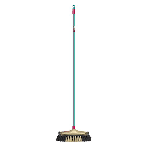 Vassoura Noviça para Piso Delicado Bettanin - Multicoisas - A Vassoura Noviça da Bettanin é ideal para pisos delicados, secos e lisos, como amadeirados envernizados e os vinílicos. Suas cerdas são macias, feitas de material natural e não arranham o piso. O cabo se encaixa com dispositivo de rosca em uma cavidade inclinada, facilitando varrer em baixo dos móveis. 
Facilite a limpeza e ganhe mais tempo no seu dia-a-dia!