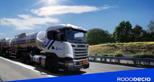 🚛 RodoDecio: movendo o futuro com eficiência e responsabilidade.
Em 2024, fortalecemos nossa operação com a aquisição de 13 caminhões Euro6, alinhando tecnologia e sustentabilidade para reduzir emissões. Nossa frota, agora com 70 veículos modernos, realiza entregas de 4.000L a 62.000L por viagem, sempre priorizando segurança e qualidade.
Para 2025, planejamos expandir nossa atuação, levando a excelência RodoDecio a novos distribuidores. Porque inovar e crescer faz parte da nossa trajetória.

#RodoDecio
#Eficiência
#Sustentabilidade
#GrupoDecio
#LogísticaResponsável
#Inovação