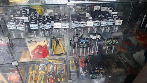 Encontre tudo o que você precisa para seu projeto elétrico em um só lugar. A Elétrica Venâncio Ltda, localizada no bairro Dom Bosco, em Belo Horizonte, é referência em materiais elétricos para construções e reformas. Trabalhamos com as melhores marcas do mercado e oferecemos soluções para uso residencial, comercial e industrial. Nosso atendimento é especializado e voltado para a segurança e eficiência. Passe em nossa loja e descubra como podemos ajudar você a realizar sua obra com qualidade.