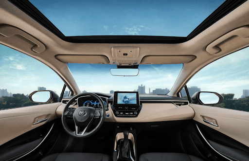 Interior do Corolla Altis - Entre no Corolla Altis e descubra o verdadeiro conforto premium.
Bancos em couro nas cores bege e marrom, painel digital de 12,3”, central multimídia de 10” com conexão sem fio, carregador por indução e ar-condicionado Dual Zone com tecnologia S-Flow.
Cada detalhe foi pensado para transformar seus trajetos em experiências únicas.
Tecnologia, sofisticação e segurança com o padrão Toyota.
Conheça de perto na Toyota Sulpar e agende seu test drive.