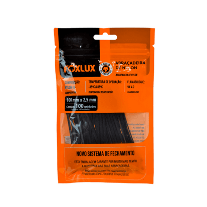Abraçadeiras Nylon 100X2,5 Mm Preta C/100 - Abraçadeira é aquele item coringa que te salva nas mais diversas situações do dia a dia. Simples, prática e versátil pode ser utilizada para organizar cabos, auxiliar na montagem de decorações, lacrar embalagens ou armários, e outros improvisos de emergência. 

Mas, fique atento, abraçadeira não é tudo igual! A Abraçadeira Foxlux é mais resistente, tem maior durabilidade e um diferencial para você não perder seus lacres. 

A Abraçadeira Foxlux é produzida com Nylon 66, um plástico mais puro para garantir a alta qualidade do produto. Além disso, possui proteção UV que evita o ressecamento do material, prolongando o bom estado de conservação – sua abraçadeira não vai quebrar com o passar do tempo. 

Para facilitar seu armazenamento e organização, a Foxlux desenvolveu uma embalagem reutilizável com sistema de abertura e fechamento Ziploc. Você pode guardar suas abraçadeiras no pacote sempre que precisar, sem se preocupar em perder nenhum lacre.

Adquira agora mesmo suas Abraçadeiras Foxlux e tenha a melhor performance em segurança na amarração de fios, cabos e outros componentes. 

Saiba mais sobre a Foxlux

A Foxlux fornece produtos para a construção e manutenção de ambientes residenciais e de trabalho. Presente em todo o Brasil, a marca atua nos segmentos de Iluminação, Ferramentas, Materiais Elétricos e Utilidades, oferecendo um amplo e completo portfólio de produtos reconhecidos no mercado pela segurança e qualidade.
