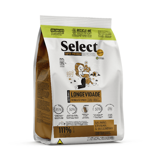 Select Raças Médias e Grandes Longevidade 5+ 15Kg - Ingredientes selecionados fontes de proteínas, óleos, ingredientes funcionais, vitaminas e minerais, mín. 50% (farinha de vísceras de aves - mín. 23%, farinha de salmão - mín. 0,5%, farinha de carne e ossos de perus – mín. 0,5%, óleo de aves, óleo de salmão - mín. 0,5%, hidrolisado de fígado de aves, mistura de ovos desidratados, farelo de glúten de milho 60, farelo de soja, biomassa de microalgas Schizochytrium sp. - mín. 0,13%, L-carnitina, levedura de cervejaria inativada desidratada, blend de prebióticos - mín. 0,1% - composto de: parede celular de levedura, galactooligossacarídeos, frutooligossacarídeos e levedura seca de cana de açúcar, hexametafosfato de sódio, sulfato de condroitina, sulfato de glicosamina, extrato de Yucca, lisina, vitaminas A, D3, E, C, K3, B1, B2, B6, B12, pantotenato de cálcio, ácido fólico, ácido nicotínico, biotina, cloreto de colina, minerais cloreto de sódio, cloreto de potássio, sulfato de manganês, sulfato de zinco, glicinato de zinco, sulfato de ferro, sulfato de cobre, iodato de cálcio, selenito de sódio, selênio metionina). Frutas, vegetais, grãos e aditivos essenciais, mín. 50% (grão de milho, farelo de trigo, quirera de arroz, mix concentrado de frutas e vegetais desidratados - composto de: farinha de batata doce - mín. 0,3%, maçãs, bananas, mirtilos (blueberries) - mín. 0,01%, cenouras - mín. 0,03% e farinha de ervilhas - mín. 0,05%, polpa desidratada de beterraba - mín. 0,5% e aditiv
