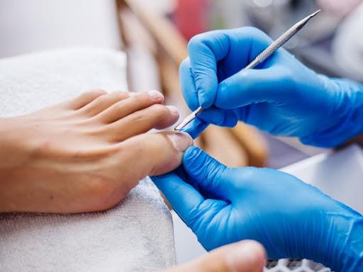 Precisando dos melhores cuidados para seus pés? A Cirúrgica Tatuapé é o lugar certo para você! Trabalhamos com profissionais capacitados e equipamentos de alta qualidade para deixar seus pés perfeitos e lindos. Visite nossa loja de materiais médicos e hospitalares aqui no Tatuapé ou agende um horário e entre em contato atreves do nosso telefone no botão abaixo.