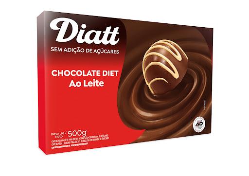 DIATT BARRA DE CHOCOLATE AL 500G - "Diatt é uma excelente escolha para quem busca uma alimentação equilibrada e deseja reduzir o consumo de açúcar. Nossos chocolates não têm adição de açúcares, não deixam residual amargo e derretem na boca, porque são feitos com chocolate de verdade, 100% manteiga de cacau. Além disso possuem selo da ANAD, a Associação Nacional de Atenção ao Diabetes - isso representa mais segurança para você! Cuide-se bem e escolha Diatt, o chocolate gostoso de verdade!



Sem adição de açúcar, produzido 100% com manteiga de cacau, não possui residual amargo e derrete na boca."



"Manteiga de cacau, leite em pó integral, massa de cacau, leite em pó desnatado, edulcorantes INS-965 (Maltitol), INS-1200 (Polidextrose) e INS-955 (Sucralose), emulsificantes INS-322 (Lecitina de Soja) e INS-476 (Polirricinoleato de Poliglicerol) e aromatizante. 

CONTÉM LACTOSE. NÃO CONTÉM GLÚTEN. ALÉRGICOS: CONTÉM DERIVADOS DE LEITE E SOJA. PODE CONTER CASTANHA-DE-CAJU, AVELÃ E AMENDOIM. 



Diabético: contém açúcares naturalmente presentes nas matérias-primas. 

Este produto pode ter efeito laxativo. Alimento não reduzido de calorias. 

Consumir preferencialmente sob orientação de nutricionista ou médico."
