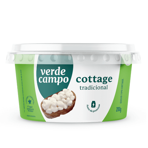 Queijo Cottage Verde Campo 200G - Ótima fonte de proteínas, o cottage tradicional da Verde Campo é produzido com leite de fazendas certificadas e contém baixo teor de gordura. Uma opção leve e saudável para diversos momentos do dia: para dar um sabor especial à torrada, incrementar a salada ou o sanduíche, pode ser usado em deliciosas receitas doces e salgadas.