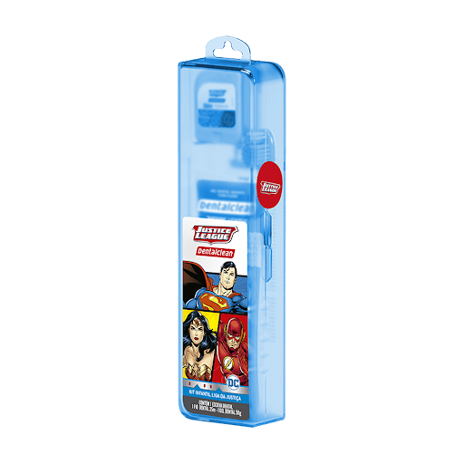 Estojo Viagem Infantil Liga Da Justiça - Dentalclean - Com um lindo estojo para viagem, leve toda linha dos Heróis da Liga da Justiça para passear com os seus filhos. A linha contém um kit completo, com Escova, Gel e Fio Dental, que manterá seu filho longe das bactérias e das cáries.
