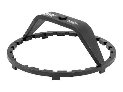 108011 Chave Para Porca Do Tanque De Combustível Jeep/Toyota - Chave com 2 perfis dentados para remover e instalar a porca plástica ou o anel trava metálico do módulo da bomba de combustível no tanque de automóveis e utilitários.|Principais aplicações:|a) perfil com diâmetro 166 mm e 24 dentes horizontais internos: porcas plásticas aplicadas no tanque dos veículos GM Onix 1ª ger. (12-19) / Prisma 2ª ger. (12-19), Cobalt (11-20) e Spin (12>) e Toyota Corolla 10ª ger. (08-14) / 11ª ger. (14-19) e |b) perfil com diâmetro 178 mm e 7 dentes verticais: anel trava metálico aplicado no tanque dos veículos Fiat Strada 2ª ger. (20>), Toro (16>), 500 (11-15), Jeep Renegade (15>), Compass (16>) e Co mmander (21>), Nissan March 4ª ger. (11-20), Versa 3ª ger. (11-21) e Kicks (16>), GM Cruze 1ª ger. (12-16) / 2ª ger. (16>) e Captiva (08-16), Ford New Fiesta (mexicano) (11-13), Ford Fusion 1ª ger. (06-12) / 2ª ger. (13-19), Land Rover Range Rover Evoque 1ª ger. (11-18) e Range Rover Sport 2ª ger. (13>), Mercedes-Benz Classe A 3ª ger. (W176) (12-18), Classe C 3ª ger. (W204) (07-15) / 4ª ger. (W205) (14-21), Classe CLA 1ª ger. (C117) (13-19), Classe E 4ª ger. (W212 / C207) (09-16), Classe GLA 1ª ger. (X156) (13-19) e Sprinter 3ª ger. (W907 / W910) 314 CDI Street (19>) / 416 CDI (19>) / 516 CDI (19>), BMW Série 1 2ª ger. (F20 / F21) (10-19), Série 2 1ª ger. (F22 / F87) (12-21), Série 2 Active Tourer 1ª ger. (F45 / F46) (13>), Série 3 6ª ger. (F30 / F80) (11-18), X1 2ª ger. (14-22), X2 1ª ger. (