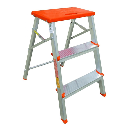 Banqueta Escada de Alumínio 3 Degraus Botafogo 39x65cm - Multicoisas - A Banqueta Escada Botafogo vai lhe auxiliar nas tarefas do seu dia a dia, é dobrável e possui 3 degraus com alça ergonômica para facilitar o transporte. Confeccionada em alumínio e polipropileno de máxima resistência com pés antiderrapantes e trava de segurança em nylon. Sua capacidade de peso é de 120Kg. Possui design clássico na cor prata e laranja.