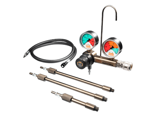 109654 Manometro Para Teste Vazamento Cilindro Motor - Equipamento para testar a vedação dos cilindros de motores ciclo Otto. Produto fornecido em uma bolsa especial. Novo corpo de teste fornecido a partir do lote 69629/18, de março de 2019.|Composição:|01 - Corpo de ajuste de pressão de entrada e indicação de débito de pressão de saída composto por 2 manômetros classe "b", manípulo regulador de pressão e engate rápido (109654-01).|01 - Mangueira de 1.200 mm com engate fêmea tipo Click 5/16" e engate rápido para compressor (109654-06).|01 - Adaptador curto (110 mm) em alumínio com rosca M14 x 1,25 mm e engate tipo Click 5/16" (109654-05).|01 - Adaptador longo (270 mm) em alumínio com rosca M14 x 1,25 mm e engate tipo Click 5/16" (109654-03).|01 - Adaptador longo (270 mm) em alumínio com rosca M12 x 1,25 mm e engate tipo Click 5/16" (109654-04).|Manual incluso.