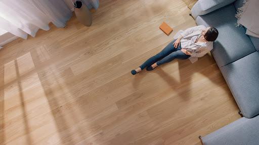 Elegância que você pisa e sente. 🌿A linha Singular.Floor traz o equilíbrio perfeito entre resistência e design, criando ambientes que falam por si só. Para quem busca o melhor em cada detalhe, o seu próximo passo começa aqui.