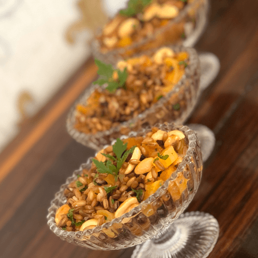 Salada de Trigo em Grãos, Amendoim e Damasco ao Molho de Azeite