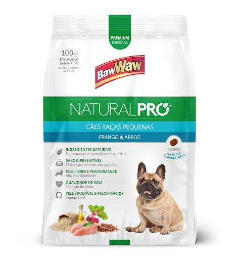 Baw Waw Natural Pro alimento para cães Raças Pequenas Frango e Arroz - 1kg - A linha de alimento completo Natural Pro para cães foi desenvolvida com tudo de mais natural, sem corantes e sem aromatizantes artificiais. Sua formulação conta com os seguintes ingredientes vegetais:



-Semente de Linhaça: rica em Fibras e Ômega 3, proporcionando uma pele saudável e pelos mais macios.



-Polpa de Beterraba: responsável pelo excelente equilíbrio entre fibra solúvel e insolúvel, melhorando o trabalho e a vida das vilosidades intestinais para um total aproveitamento dos nutrientes;



-Arroz Integral: fonte de carboidratos nobres de energia imediata, minerais (Ferro e Cálcio) e vitaminas (Tiamina – B1, Niacina e Ácido Fólico);



O Extrato de Yucca, a Zeolita e o Mannan-oligossacarídeo auxiliam na redução do odor e na melhoria da consistência das fezes, deixando-as mais firmes e fáceis de limpar. A associação do Zinco com os Ácidos graxos Ômegas 3 e 6 contribui para que a pelagem esteja sempre macia e brilhante.



Nutrição com muito menos sódio, muito mais cuidado com a pressão arterial e com o funcionamento renal do animal.
