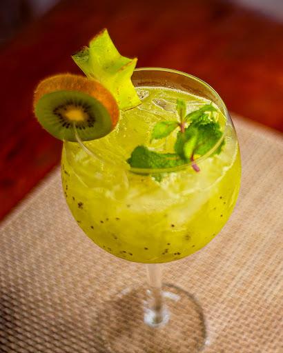 Nossos drinks são preparados com ingredientes selecionados e combinações que surpreendem a cada gole. Do refrescante ao mais encorpado, cada opção tem sua personalidade e é pensada para acompanhar o clima leve e descontraído do Play.

Perfeitos para brindar bons momentos, reunir os amigos ou simplesmente relaxar, eles são o convite ideal para aproveitar a noite sem pressa.

Escolha o seu drink favorito e descubra por que o Play é o lugar certo para curtir com sabor e estilo.