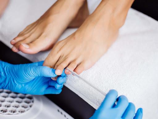 Buscando um atendimento de excelência para os cuidados com seus pés? A Cirúrgica Tatuapé é a escolha ideal! Contamos com uma equipe de profissionais altamente qualificados, prontos para zelar pela saúde dos seus pés. Você pode nos encontrar na nossa loja de materiais médicos e hospitalares, localizada no coração do Tatuapé. Além disso, para maior comodidade, oferecemos a opção de agendar um horário e entrar em contato conosco através do telefone disponível no botão abaixo. Estamos aqui para cuidar do seu bem-estar com dedicação e expertise.