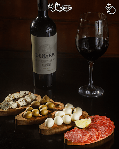As noites de inverno pedem aquele match perfeito: vinho + tábua de frios 🍷🧀

Sinta o sabor do aconchego com essa combinação que é puro charme e sabor. Vem pro Mediterrâneo curtir momentos assim, cheios de conforto e gostinho especial.

📍Avenida Gastão Sengés, 395 Barra da Tijuca, Rio de Janeiro