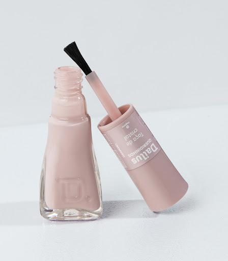 Esmalte Queridinho Cremoso - Taça De Cristal - A coleção Queridinhos reúne aqueles best-sellers da Dailus em um só lugar! Eles têm alta cobertura (e você não vai precisar aplicar várias camadas para chegar na cor – ufa!), acabamento cremoso e são bem brilhantes. A dupla tampa anatômica + pincel big flat brush é implacável, nossa grande aliada para facilitar a esmaltação. Praticidade é tudo, não é mesmo? E mais: o esmalte seca bem rápido e dura muito! Se você é colecionadora, também vai amar o design exclusivo do vidrinho.





Por que amamos?


- Alta cobertura


- Cremoso


- Acabamento brilhante


- Fácil de aplicar


- Secagem rápida


- Longa duração


- Pincel big flat brush


- Tampa anatômica


- Design exclusivo