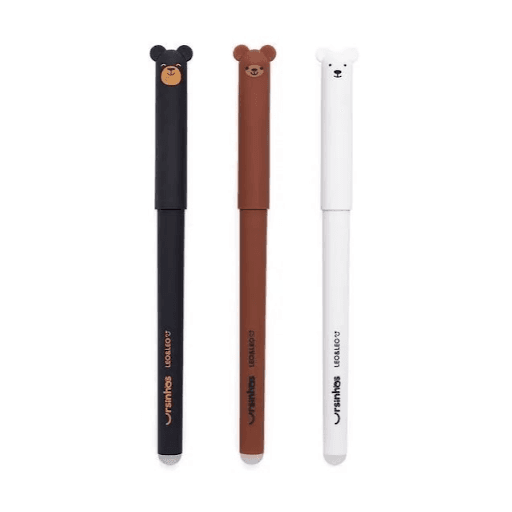 Caneta Apagável Gel 0.7mm - Ursinhos - Leo&Leo - Está solucionado o que antes era um problema. Com a Caneta Apagável Gel 0.7 Ursinhos Leo&Leo o que foi escrito ou desenhado agora pode ser apagado.
Com uma tecnologia avançada, pode-se apagar a tinta após a sua secagem. Basta friccionar a ponta branca no papel e pronto! O erro está apagado e pode-se continuar escrevendo ou desenhando normalmente.
Sua ponta fina de 0.7 mm de diâmetro, juntamente com a sua tinta gel de ótima pigmentação, proporciona leveza na escrita. Além disso, ela é uma caneta soft touch, ou seja, possui uma pegada macia e confortável.
Já a tampa da Caneta Apagável Gel 0.7 Ursinhos Leo&Leo é divertida e apresenta a cabeça e a carinha dos simpáticos ursinhos, companheiros ideais nos estudos ou no escritório, emprestando alegria e beleza no dia a dia.