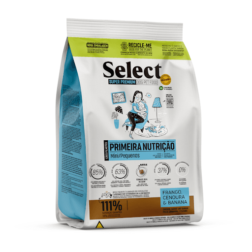 Select By Monello Raças Mini e Pequenas Primeira Nutrição - Ingredientes selecionados fontes de proteínas, óleos, ingredientes funcionais, vitaminas e minerais, mín. 63% (farinha de vísceras de aves - mín. 23%, óleo de aves, óleo de salmão - mín. 0,5%, hidrolisado de fígado de aves, mistura de ovos desidratados, farelo de glúten de milho 60, farelo de soja, biomassa de microalgas Schizochytrium sp. - mín. 0,2%, levedura de cervejaria inativada desidratada, blend de prebióticos - mín. 0,13% - composto de: parede celular de levedura, galactooligossacarídeos, frutooligossacarídeos e levedura seca de cana de açúcar, hexametafosfato de sódio, extrato de Yucca - mín. 0,03%, lisina, vitaminas A, D3, E, C, K3, B1, B2, B6, B12, pantotenato de cálcio, ácido fólico, ácido nicotínico, biotina, cloreto de colina, minerais cloreto de sódio, cloreto de potássio, sulfato de manganês, sulfato de zinco, glicinato de zinco, sulfato de ferro, sulfato de cobre, iodato de cálcio, selenito de sódio, selênio metionina). Frutas, vegetais, grãos e aditivos essenciais, mín. 37% (grão de milho, farelo de trigo, quirera de arroz, mix concentrado de frutas e vegetais desidratados - composto de: farinha de batata doce - mín. 0,3%, maçãs, bananas - mín. 0,03%, mirtilos (blueberries), cenouras - mín. 0,03% e farinha de ervilha - mín. 0,05%, polpa desidratada de beterraba - mín. 0,5% e aditivos antioxidantes BHA e BHT).