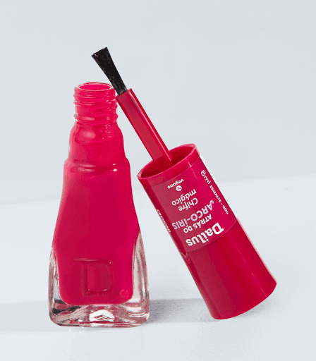 Esmalte Atrás Do Arco Íris- Chifre Magico - A coleção Atrás do Arco-Íris é inspirada nos unicórnios, ser mitológico que é símbolo da pureza, amor, honestidade e alegria. Os esmaltes têm alta cobertura (e você não vai precisar aplicar várias camadas para chegar na cor – ufa!), acabamento cremoso e são bem brilhantes. A dupla tampa anatômica + pincel big flat brush é implacável, nossa grande aliada para facilitar a esmaltação. Praticidade é tudo, não é mesmo? E mais: o esmalte seca bem rápido e dura muito! Se você é colecionadora, também vai amar o design exclusivo do vidrinho. Quando voam, são atraídos pelos raios coloridos do arco-íris. São nove cores encantadoras que vão deixar suas unhas ainda mais lindas!





Por que amamos?


- Alta cobertura


- Cremoso


- Acabamento brilhante


- Fácil de aplicar


- Secagem rápida


- Longa duração


- Pincel big flat brush


- Tampa anatômica


- Design exclusivo