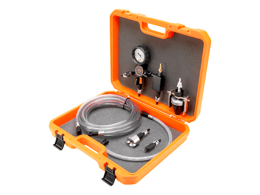 109690 Equipamento A Vacuo (Pressao Negativa) Para Testar Estanqueidade E Drenar Fluido - Equipamento à vácuo para testar a estanqueidade e abastecer o sistema de arrefecimento. Aplicação: motores ciclo Otto e Diesel aplicados em automóveis, utilitários e veículos pesados. Possibilita que o sistema de arrefecimento seja abastecido de forma rápida e livre de bolhas de ar, eliminando a necessidade de sangrar o sistema. Possui corpo de teste com potente gerador de vácuo e vacuômetro, além de 4 conexões com engate rápido. Fornecido com um adaptador para teste do sistema de arrefecimento de aplicação geral (109683). Também pode ser utilizado com um adaptador de aplicação específica (vendidos separadamente) ou com o adaptador de aplicação geral 109680 (vendido separadamente). Produto fornecido em uma maleta plástica especial grande.|Composição:|01 - Corpo de teste em alumínio anodizado e equipado com:|a) potente gerador de vácuo com venturi duplo, conexão de entrada com engate rápido para linha de ar comprimido, filtro silenciador e conexão de saída com engate rápido tipo "Click" 5/16".|b) vacuômetro com 3 escalas coloridas (0 a -1 bar / 0 a -750 mmHg / 0 a -29,5 inHg), protegido por uma capa de borracha.|c) duas conexões de entrada (abastecimento / conexão ao sistema) com engate rápido tipo Click 5/16".|d) 3 chaves seletoras de duas posições (abastecimento / conexão ao sistema / gerador de vácuo) (109690-00B).|01 - Mangueira trançada e rígida em PVC, resistente a pressões negativa