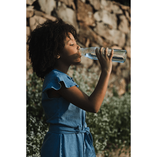 Criança deve beber água purificada! - É crucial que as crianças consumam água purificada para garantir seu bem-estar e desenvolvimento saudável. A água desempenha um papel vital no funcionamento adequado do organismo, sendo essencial para diversas funções. 
Para ter água purificada sempre disponível para seus pequenos, você pode adquirir um purificador de água. A marca Planeta Água é especialista em filtros e purificadores de água e você encontra aqui conosco.