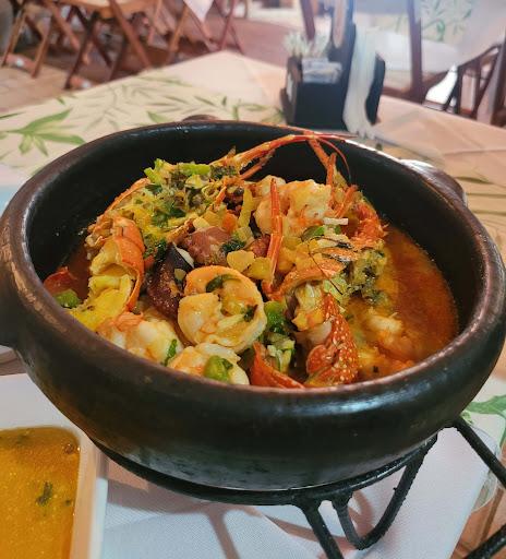 Se você está procurando por uma experiência autêntica da culinária baiana, o Beloyá é o lugar perfeito para você. Nosso prato mais pedido, a Moqueca Beloyá, é uma combinação irresistível de lagosta, camarão, polvo e peixe, preparada com os temperos e técnicas tradicionais da culinária baiana. O resultado é um prato cheio de sabor e texturas que certamente vai surpreender o seu paladar.

Localizado no charmoso bairro de Jatiúca, em Maceió, o Beloyá se destaca como um dos melhores restaurantes de comida baiana da região. Com um ambiente aconchegante e atendimento de primeira, somos o lugar perfeito para quem quer experimentar o melhor da culinária baiana em um ambiente acolhedor e sofisticado.

Além da Moqueca Beloyá, oferecemos uma variedade de pratos típicos da região, todos preparados com ingredientes frescos e de alta qualidade. Com uma carta de vinhos selecionada e opções de sobremesas deliciosas, o Beloyá é o local ideal para uma experiência gastronômica completa.

Se você está em Maceió e quer conhecer um dos melhores restaurantes de comida baiana da cidade, não deixe de visitar o Beloyá. Com a Moqueca Beloyá como carro-chefe, nosso restaurante vai te conquistar com sua autenticidade e sabor inigualável. Venha experimentar a verdadeira culinária baiana no Beloyá e se encante com cada sabor e aroma desta região tão rica em tradição gastronômica.