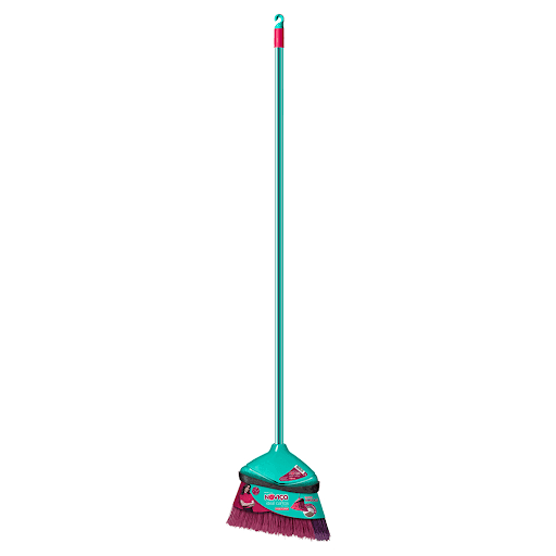 Vassoura Noviça Ideal Cantos Certa Bettanin - Multicoisas - A Vassoura para cantos da Bettanin é um produto resistente feito para aguentar o uso diário e longo de trabalho. Ela tem cerdas longas e dispostas em uma angulação que facilita a varrição em locais difíceis como por exemplo em cantos de parede. Pode ser usada em diversos tipos de piso, como os frios, amadeirados e até sem acabamento ou mais rústicos como calçadas e quintais.