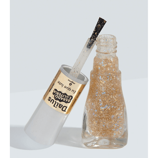 ESMALTE BABADO E GLITERIA - EU QUE LUTE - Se é pra ficar em casa, que seja montada, maravilhosa e cheia de brilho com o vidrinho EU QUE LUTE! O esmalte tem glitter dourado e partículas holográficas coloridas. Construa camadas para chegar na intensidade desejada e entre no ritmo do Carnaval mesmo sem fervo e aglomeração! Pronta para colocar essas unhas para jogo? Conheça também os outros tons da nova coleção BABADO E GLITERIA.

Por que amamos?
- Diferentes partículas de glitter
- Efeito holográfico
- Brilho intenso
- Secagem rápida
- Multiuso: esmalte ou top coat
- Fórmula vegana e cruelty free