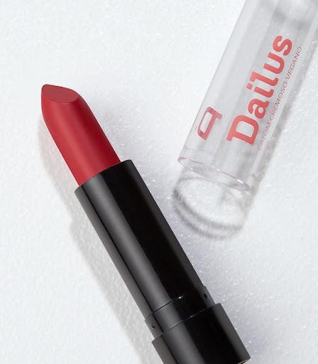 Batom Cremoso - Divina - Conheça o novo companheiro do seu nécessaire: o Batom Cremoso tem uma cartela democrática e moderna, que salva qualquer look! São tons de rosa e vermelho, com efeito brilhante, para você escolher uma ou várias opções e esquecer na bolsa. A fórmula é 100% livre de ingredientes de origem animal (nenhum bichinho precisa sofrer para você ficar linda), e tem manteiga de karité, que é natural e deixa a aplicação incrível e confortável (adeus, lábios desidratados!). Tudo isso sem citar o custo-benefício desta belezinha. Pronta para se apaixonar?

Por que amamos?
- Variedade de cores e acabamentos
- Vegano
- Efeito brilhante
- Hidratante e antioxidante
- Fácil aplicação
- Tamanho compacto
- Preço amigo