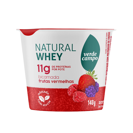 Iogurte Natural Whey Colherável Bicamada Frutas Vermelhas 11g de Proteína Verde Campo  140g - Com 11G de proteína, por porção, possui uma polpa com textura de geleia, com pedações de frutas, sendo uma ótima opção para lanche da tarde ou sobremesa. É adoçado
com Stevia, possui aromas e corantes naturais, zero lactose, zero adição de açúcares e zero gorduras, sem conservantes. Além disso, é feito com leite fresco de fazendas certificadas.