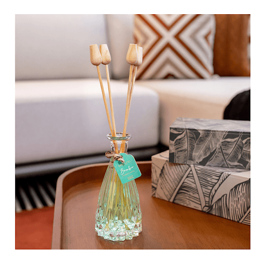 Difusor 150ml Cônico Bamboo - O novo Difusor de Varetas 150ml além de belíssimo para decoração, possui formulação única e qualidade ímpar, com excelente durabilidade. A expansão do aroma é lenta e gradual, promovendo ainda mais sensações de harmonia e bem-estar. Os aromas escolhidos para compor a linha são clássicos da Bella Luna, verdadeiros sucessos entre nossos clientes. Todos possuem grande poder de aromatização.