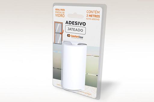 Adesivo Jateado para Vidros - 2 metros - Comfort Door - O Adesivo Jateado é uma película autoadesiva ideal para a sinalização e decoração de portas e janelas de vidro. Excelente produto para personalização dos ambientes trazendo segurança e elegância.
Nosso produto vem em uma embalagem prática, já cortado em faixas de 10 cm de altura, em versões de 2 e 5 metros, podendo ser ajustado conforme o comprimento desejado e instalado facilmente por qualquer pessoa.
Ideal para aplicações em Janelas, box de banheiros, portas de vidro, espelhos ou qualquer outra superfície lisa de vidro.
Use sua criatividade e aplique em sua casa, loja, escritório, recepções. 

Informações Técnicas:
Material: Adesivo Transparente Jateado
Largura: 10 centímetros
Comprimento: 2 metros
Frontal PVC Monomérico calandrado 80/100 micra
Cola Acrílica Aquosa Permanente Cristal
Liner Papel Couché 120g Siliconado
Durabilidade 05 anos para aplicações internas e externas
Aplicação A seco. Caso prefira aplicar com água, coloque 5 gotas de detergente para 1 litro de água.